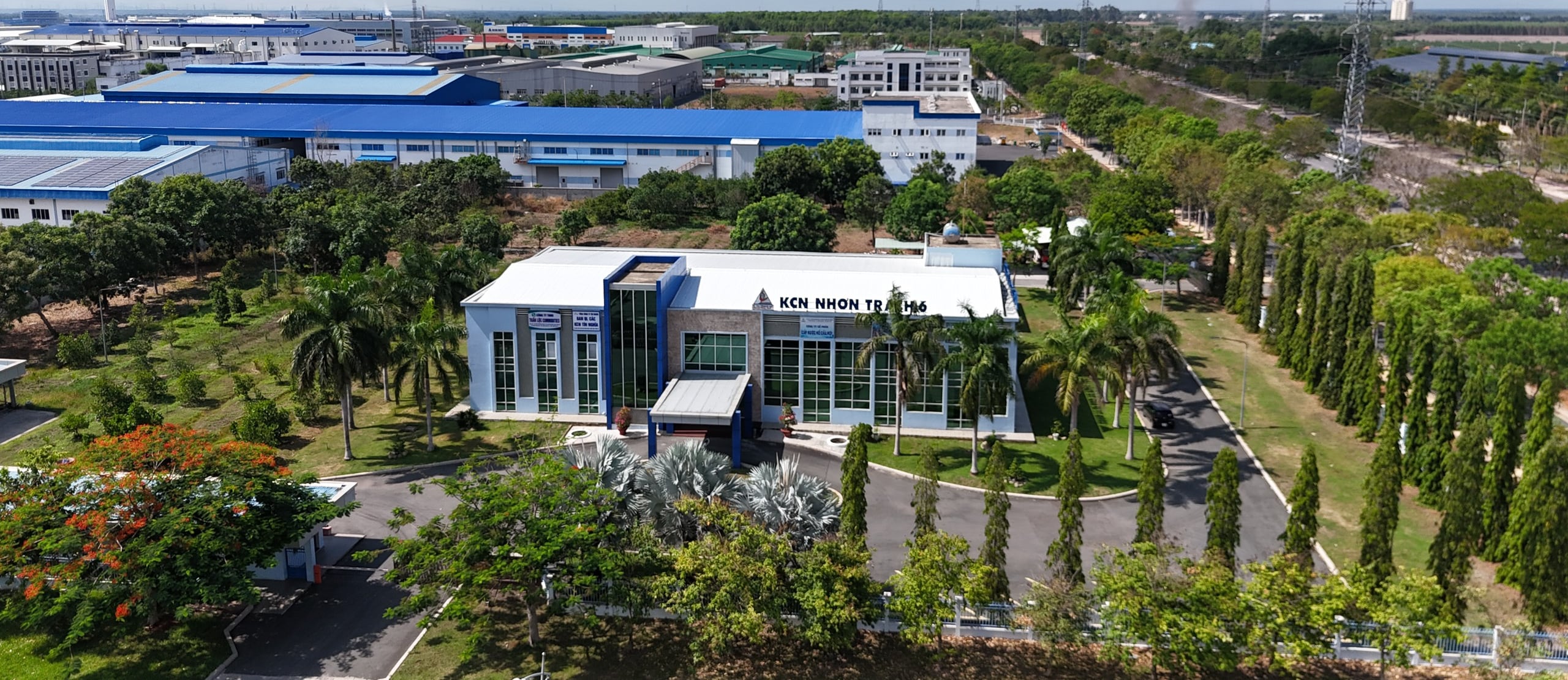 Toàn cảnh Khu công nghiệp Nhơn Trạch 6 nhìn từ trên cao, phía trước là nhà điều hành khu công nghiệp